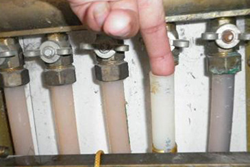 <b>地?zé)岵膳到y(tǒng)出現(xiàn)栓塞時(shí)應(yīng)當(dāng)盡快處理。</b>