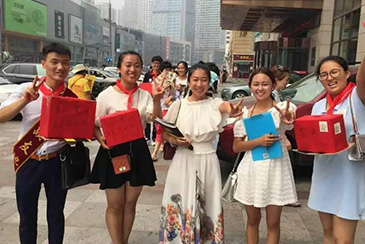 <b>老戰(zhàn)友地?zé)嵯虼筮B市福利院進(jìn)行愛心募捐</b>