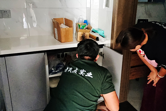 這家地?zé)峁臼┕げ煌獍?，讓我很安心?>
                                </div>
                            </div>
                            <div   id=